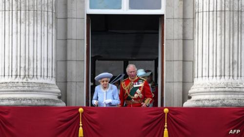 Britain's Queen Elizabeth II and Britain's Prince Charles, Prince of Wales stand on the balcony to watch a special flypast from Buckingham Palace balcony following the Queen's Birthday Parade, the Trooping the Colour, as part of Queen Elizabeth II's platinum jubilee celebrations, in London on June 2, 2022. - Huge crowds converged on central London in bright sunshine on Thursday for the start of four days of public events to mark Queen Elizabeth II's historic Platinum Jubilee, in what could be the last major public event of her long reign. (Photo by Daniel LEAL / AFP)