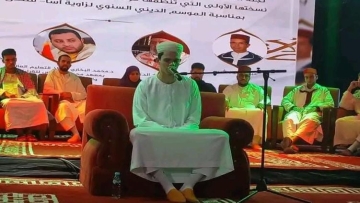 أحد المتسابقين على المنبر (و.م.ع)