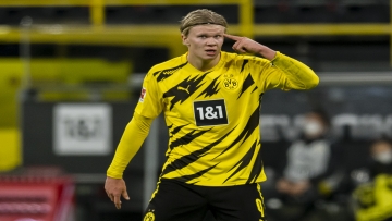 DORTMUND, GERMANY - NOVEMBER 07: Erling Haaland of Borussia Dortmund in action during the Bundesliga match between Borussia Dortmund and FC Bayern Muenchen at the Signal Iduna Park on November 07, 2020 in Dortmund, Germany. (Photo by Alexandre Simoes/Borussia Dortmund via Getty Images)