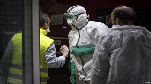 Moroccan health workers scan passengers arriving from Italy for coronavirus COVID-19 at Casablanca Mohammed V International Airport on March 3, 2020. (Photo by FADEL SENNA / AFP)