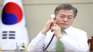 South Korean President Moon Jae-in talks on the phone to Chinese President Xi Jinping at the Presidential Blue House in Seoul, South Korea, May 4, 2018. Yonhap via REUTERS ATTENTION EDITORS - THIS IMAGE HAS BEEN SUPPLIED BY A THIRD PARTY. SOUTH KOREA OUT. NO RESALES. NO ARCHIVE.