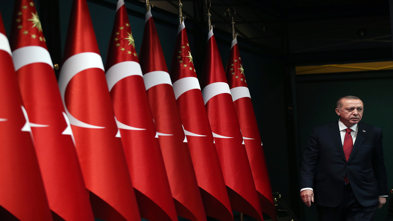 Le président de la République de Turquie, Recep Tayyip Erdogan annonce la tenue d'élections anticipées, présidentielle et législative, le dimanche 24 juin 2018. Erdogan a animé, mercredi, une conférence de presse depuis le palais présidentiel à Ankara où il est revenu sur son entretien, en début d'après-midi, avec le président du parti d'Action Nationaliste (MHP), Devlet Bahceli. ( Turkish Presidency / Murat Cetinmuhurdar / Handout - Anadolu Ajansı )