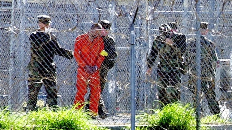 وبالإفراج عنه يبقى في غوانتانامو 30 معتقلاً، 16 منهم مؤهّلون لترحيلهم (صورة تعبيرية Getty)