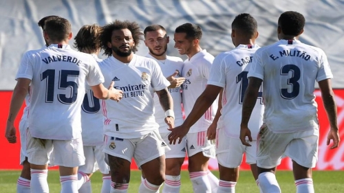 Real Madrid's Belgian forward Eden Hazard (C) celebrates with teammates after scoring a goal during the Spanish League football match between Real Madrid and SD Huesca at the Alfredo Di Stefano stadium in Valdebebas, northeastern Madrid, on October 31, 2020. (Photo by OSCAR DEL POZO / AFP)