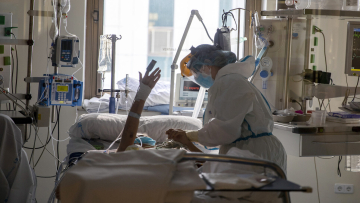 Healthcare workers assist a COVID-19 patient at one of the intensive care units (ICU) of the Ramon y Cajal hospital in Madrid, Spain, Spain, Friday, April 24, 2020. (AP Photo/Manu Fernandez)