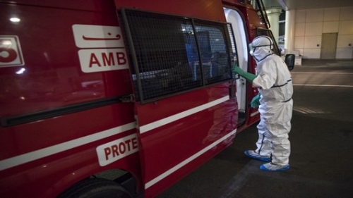 Moroccan health workers are pictured at Casablanca Mohammed V International Airport on March 3, 2020 during measures against the coronavirus COVID-19. (Photo by FADEL SENNA / AFP)