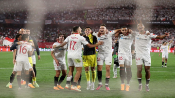 النصيري يحتفل رفقة لاعبي إشبيلية بالفوز على مانشستر يونايتد بثلاثية نظيفة في إياب ربع نهائي الدوري الأوروبي (Getty)