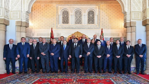 SM le Roi pose pour une photo souvenir avec les membres du gouvernement dans sa nouvelle mouture