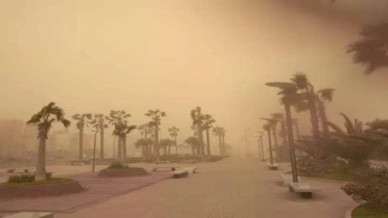 رياح قوية وغبار في شوارع مدينة العيون (صورة أرشيفية)