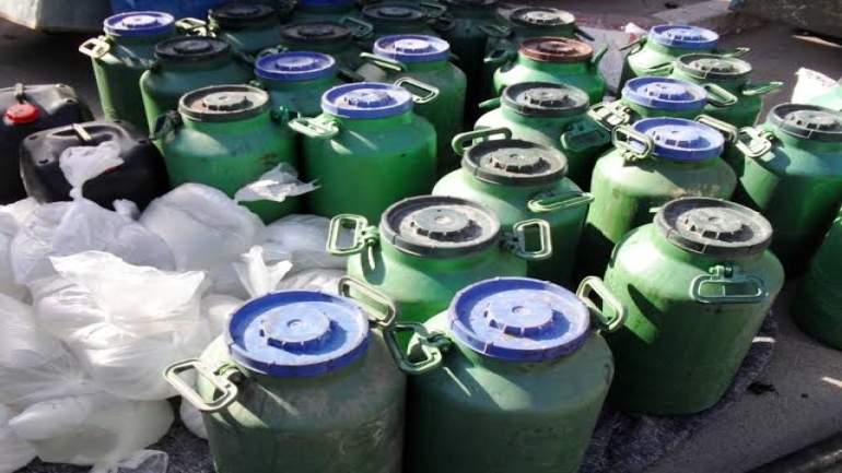 حجز عشرات اللترات من مسكر ماء الحياة (صورة أرشيفية)