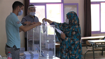 عملية التصويت في مكاتب الاقتراع
