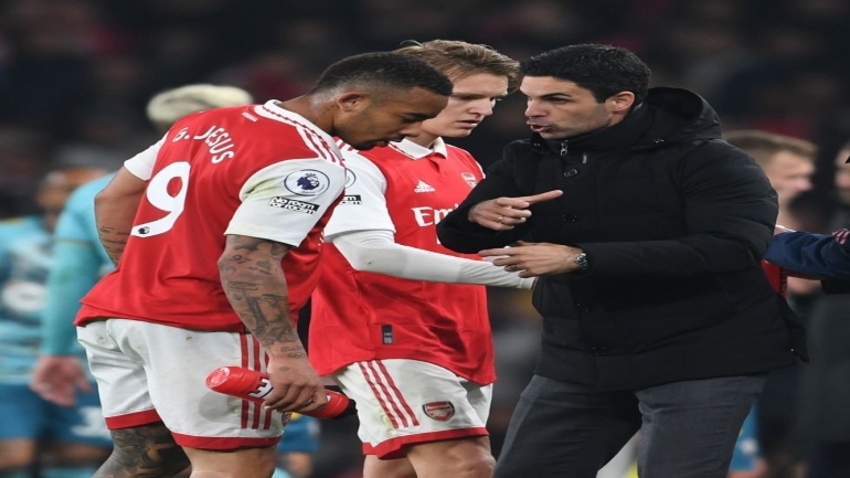 LONDON, ENGLAND - APRIL 21: Arsenal manager Mikel Arteta talks to Gabriel Jesus during the Premier League match between Arsenal FC and Southampton FC at Emirates Stadium on April 21, 2023 in London, England. (Photo by Stuart MacFarlane/Arsenal FC via Getty Images)