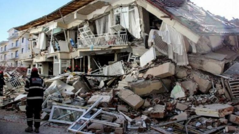 منزل مهدوم ببسب الزلزال