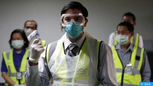 epaselect epa08200209 A Thai doctor holds a handheld digital thermometer near health officials preparing a health check for arriving passengers from China at Don Mueang Airport in Bangkok, Thailand, 07 February 2020. Thai Public Health officials said that the number of people infected with the novel coronavirus in Thailand remained at 25. Nine had been discharged from hospitals. The virus has killed so far at least 638 people and over 31,000 others were confirmed infected, mostly in China. EPA-EFE/RUNGROJ YONGRIT