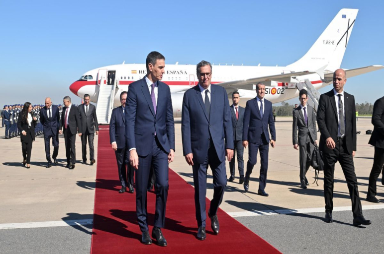عزيز أخنوش في استقبال نظيره بيدرو سانشيز بمطار العاصمة الرباط (EFE)