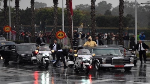 King Mohammed VI looks on as a man is detained by security during a welcoming ceremony for Pope Francis in central Rabat upon the pontiff's arrival in the North African country on March 30, 2019 on a visit which will see him meet Muslim leaders and migrants ahead of a mass with the minority Catholic community. (Photo by FADEL SENNA / AFP)