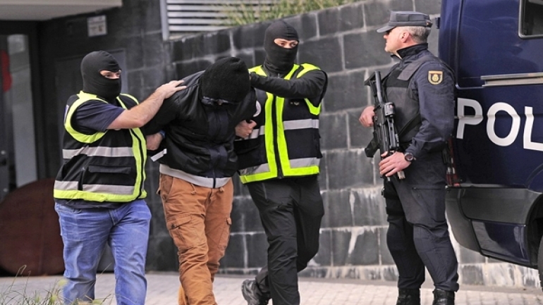 Members of the Spanish National Police escort an arrested man accused of collaborating with the Islamic State in San Sebastian on October 11, 2016.
Spanish police have arrested two men on suspicion of seeking recruits for the Islamic State group, the interior ministry said today. / AFP PHOTO / ANDER GILLENEA