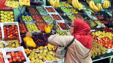 A customer waits to be served at a fruit market in Rabat on June 24, 2012. The cost of primary necessities has increased in Morocco due to poor harvest. AFP PHOTO/FADEL SENNA . (Photo credit should read FADEL SENNA/AFP/GettyImages)